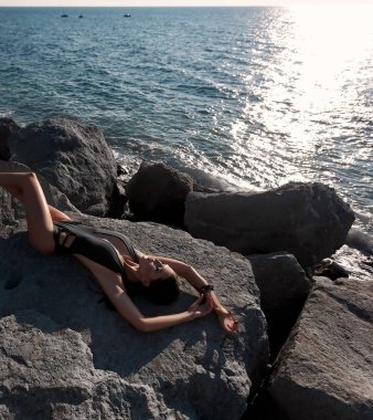 Deniz arka plan üzerinde bir mayo güzel atletik kız