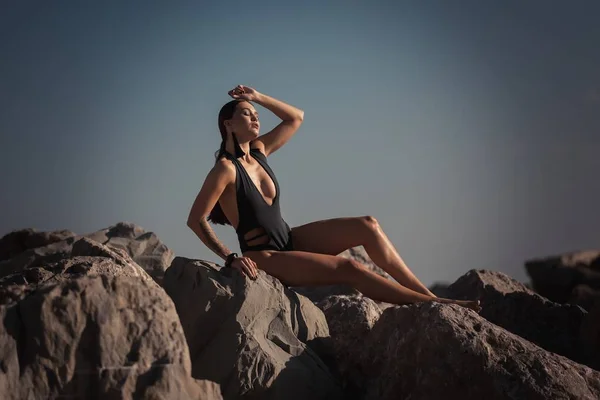 Schöne Athletische Mädchen Einem Badeanzug Auf Dem Hintergrund Des Meeres — Stockfoto