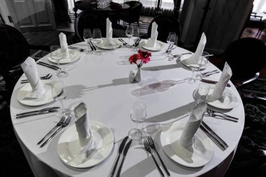 Restoranda yuvarlak masa servisi