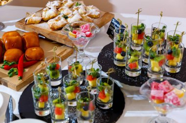 Masada çeşitli tatlılar, meyveler ve hamur işleri ile kokteyl