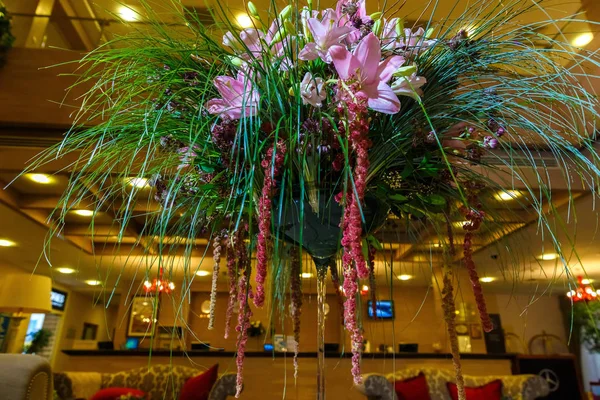 Mooi Boeket Bloemen Als Decoratie Lobby Van Het Hotel — Stockfoto