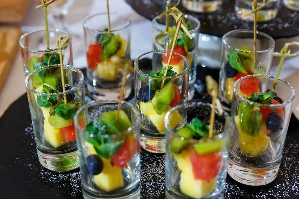 Dessert Piccoli Pezzi Frutta Una Tazza Vetro — Foto Stock