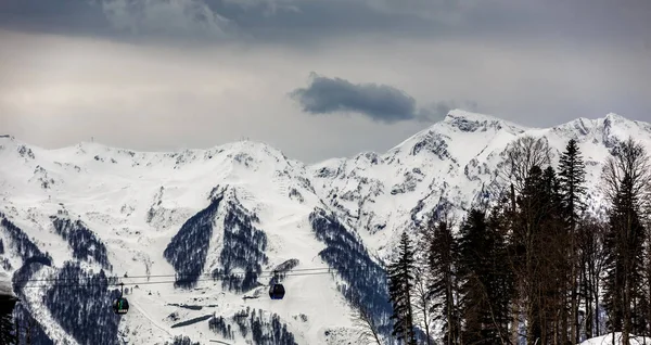 Vista Dos Picos Montanhosos Cobertos Neve Sochi Krasnaya Polyana — Fotografia de Stock