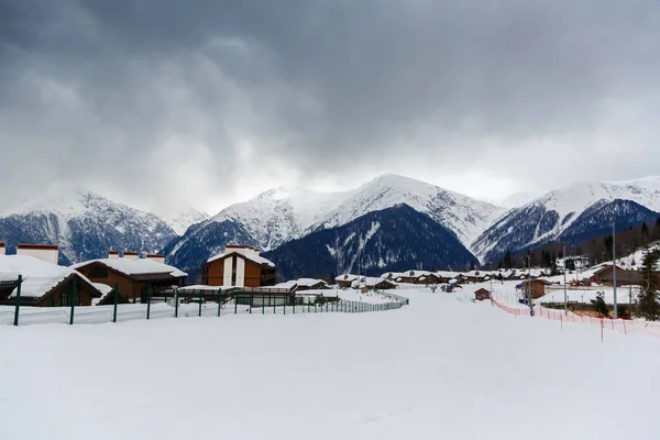 Vista Dos Picos Montanhosos Cobertos Neve Sochi Krasnaya Polyana — Fotografia de Stock