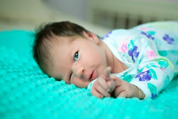 Niña mirando con astuto guiño y sonriente —  Fotos de Stock