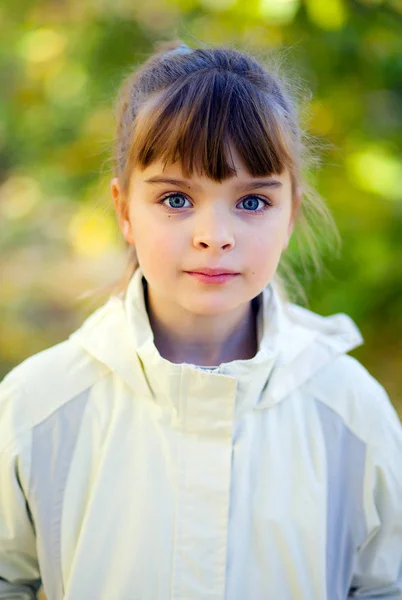 Chica bastante sorprendida en una chaqueta deportiva blanca en el fondo —  Fotos de Stock
