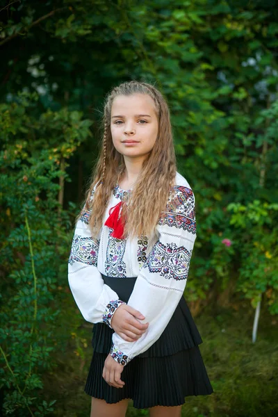 Портрет посміхаючись дуже школярку в національних українських dres — стокове фото