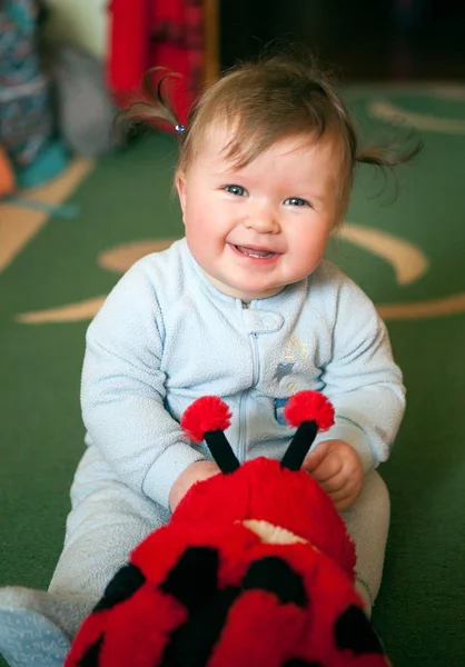 Baby girl in gray suit is crawling — Stock Photo, Image