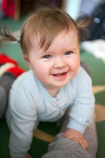 Bébé fille en costume gris est rampant — Photo