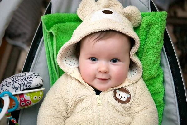 Niña de 6 meses de edad se sienta en un sillón infantil en un —  Fotos de Stock