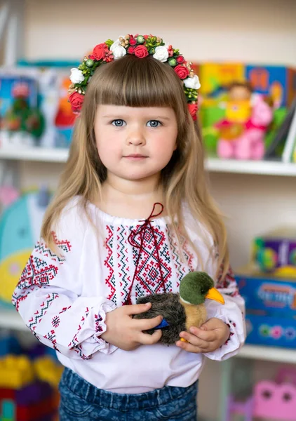 Petite Fille Vêtements Nationaux Ukrainiens Brodés Couronne Tenant Canard — Photo