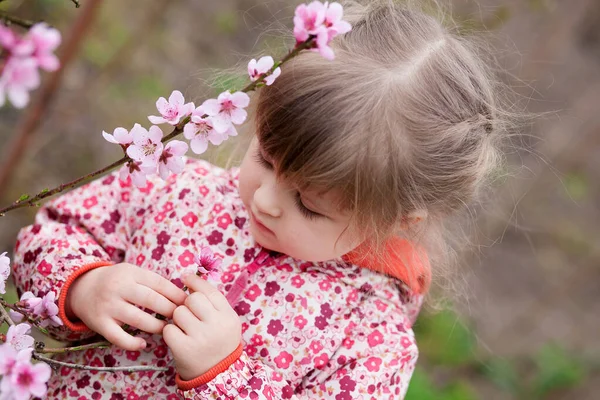 Liten Flicka Rosa Jacka Bakgrund Våren Blommar — Stockfoto