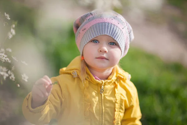 Kot Pantolonlu Küçük Güzel Bir Kız Sokakta Sarı Bir Ceket — Stok fotoğraf