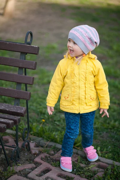Jolie Petite Fille Jeans Une Veste Jaune Dans Rue — Photo