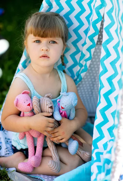 Menina Bonito Sentado Uma Casa Tecido Verão Rua Com Brinquedos — Fotografia de Stock