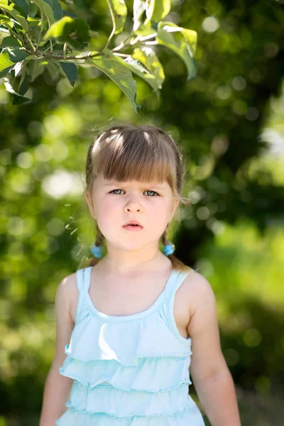 Portré Egy Kicsi Komoly Lányról Aki Növényzet Hátterében Áll Stock Fotó
