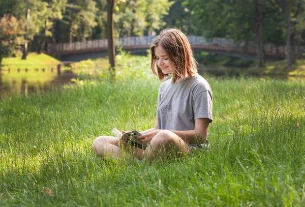 Yeşilliğin Arka Planında Parkta Oturan Tatlı Genç Kız — Stok fotoğraf