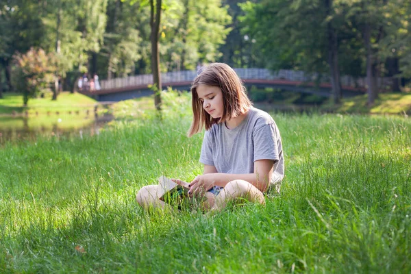 Mignon Adolescent Fille Assis Dans Parc Sur Fond Verdure Rea — Photo