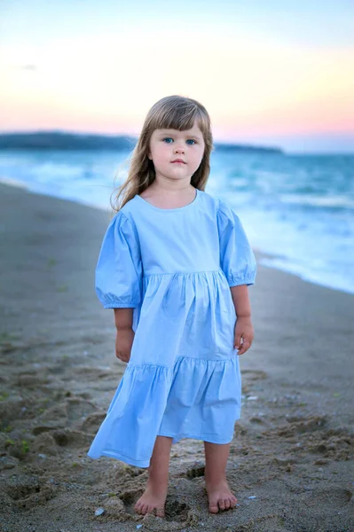 Słodka Dziewczyna Brzegu Morza Zachodzie Słońca Niebieskiej Sukience — Zdjęcie stockowe