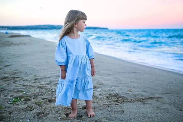 Menina Bonito Praia Pôr Sol Vestido Azul — Fotografia de Stock