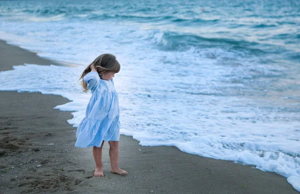 Nettes Mädchen Strand Bei Sonnenuntergang Einem Blauen Kleid Stockbild