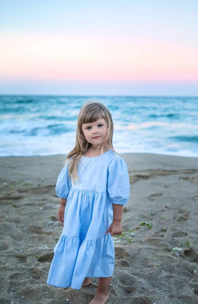 Nettes Mädchen Strand Bei Sonnenuntergang Einem Blauen Kleid lizenzfreie Stockbilder