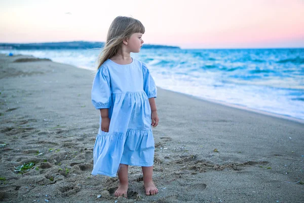 Nettes Mädchen Strand Bei Sonnenuntergang Einem Blauen Kleid lizenzfreie Stockfotos