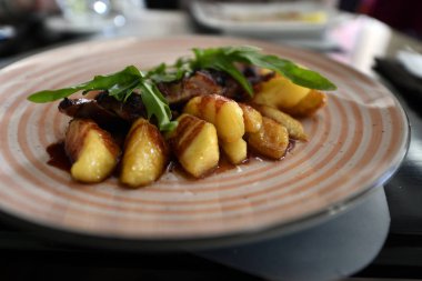 Sevgi ile lezzetli, sağlıklı ve güzel yemek hazırlamak.