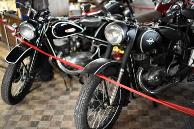 Eski veya nadir eserler veya nesneler koleksiyon ve ticaret diğer değerli antika genel olarak.