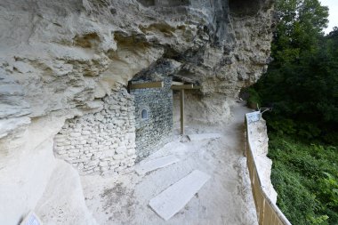 12. yüzyılda 14 km uzaklıkta merkezi Varna Bulgaristan bir Ortodoks kaya Manastırı kalıntıları Aladzha Manastırı.