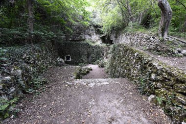 12. yüzyılda 14 km uzaklıkta merkezi Varna Bulgaristan bir Ortodoks kaya Manastırı kalıntıları Aladzha Manastırı.