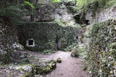 12. yüzyılda 14 km uzaklıkta merkezi Varna Bulgaristan bir Ortodoks kaya Manastırı kalıntıları Aladzha Manastırı.
