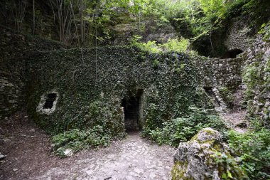 12. yüzyılda 14 km uzaklıkta merkezi Varna Bulgaristan bir Ortodoks kaya Manastırı kalıntıları Aladzha Manastırı.