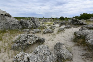 Kırık taş oluşumları Bulgaristan'da Varna 18 km yol Varna her iki tarafında bulunan kaya
