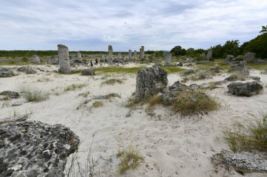 Kırık taş oluşumları Bulgaristan'da Varna 18 km yol Varna her iki tarafında bulunan kaya