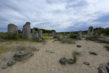 Kırık taş oluşumları Bulgaristan'da Varna 18 km yol Varna her iki tarafında bulunan kaya