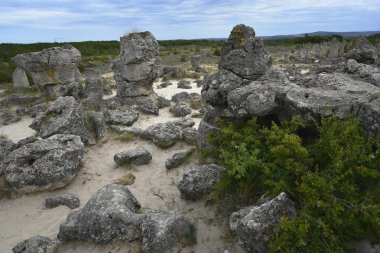 Kırık taş oluşumları Bulgaristan'da Varna 18 km yol Varna her iki tarafında bulunan kaya