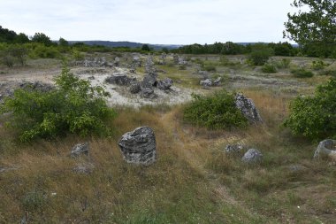 Kırık taş oluşumları Bulgaristan'da Varna 18 km yol Varna her iki tarafında bulunan kaya