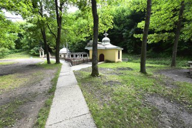 Son yıllarda duvar ustaları tarafından restore edilmiş eski bir Ortaçağ manastır, Koseut Manastırı olduğunu.
