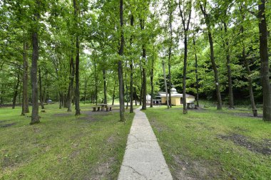 Son yıllarda duvar ustaları tarafından restore edilmiş eski bir Ortaçağ manastır, Koseut Manastırı olduğunu.