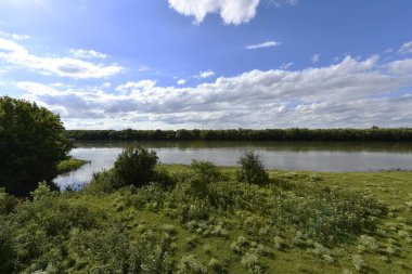 Son yıllarda duvar ustaları tarafından restore edilmiş eski bir Ortaçağ manastır, Koseut Manastırı olduğunu.