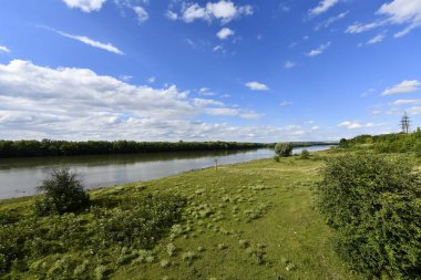 Son yıllarda duvar ustaları tarafından restore edilmiş eski bir Ortaçağ manastır, Koseut Manastırı olduğunu.