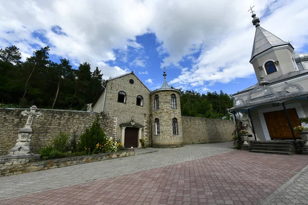 Koseut 修道院是一个古老中世纪修道院 在最近岁月被重建了由石工大师 — 图库照片