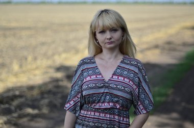 Güzel genç kadın Dünya çapında bir yolculuğa.