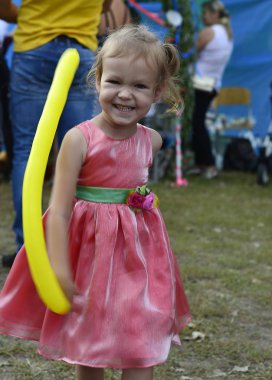 Hayat, sevinç ve hayatın anlamını çiçek çocuk.