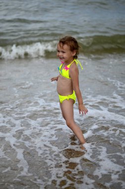 Hayat, sevinç ve hayatın anlamını çiçek çocuk.