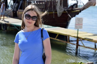 Güzel genç kadın Dünya çapında bir yolculuğa.