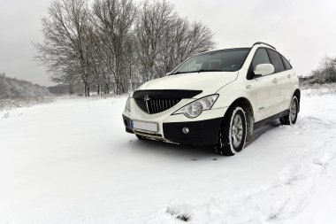 Off-road aracı - bir araba ile ön ve arka tekerlekler önde gelen yüksek yerden yükseklik nedeniyle yüksek off-road geçerek. Kış yürüyüş Tula Ukrayna karda.