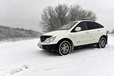 Off-road aracı - bir araba ile ön ve arka tekerlekler önde gelen yüksek yerden yükseklik nedeniyle yüksek off-road geçerek. Kış yürüyüş Tula Ukrayna karda.