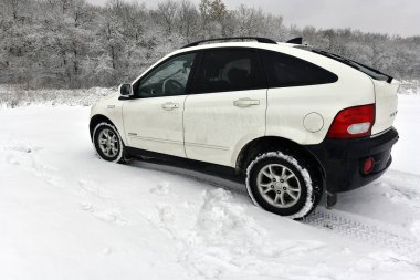 Off-road aracı - bir araba ile ön ve arka tekerlekler önde gelen yüksek yerden yükseklik nedeniyle yüksek off-road geçerek. Kış yürüyüş Tula Ukrayna karda.